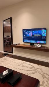 Μια τηλεόραση ή/και κέντρο ψυχαγωγίας στο WEEK END IN FoR Serviced APARTMENTS