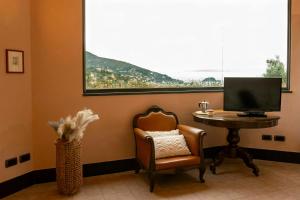 a room with a desk with a computer and a chair at Casa Armonia by Vayadù in Alassio