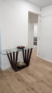 a glass table in a living room with a table at Apartamento T3 em Lisboa/ Queluz in Queluz
