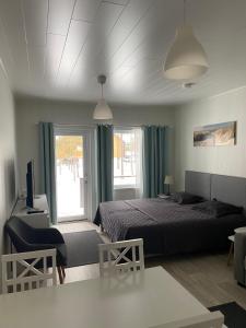 カラヨキにあるHiekkakuja Studios by Hiekka Bookingのベッドと机とテレビのある寝室