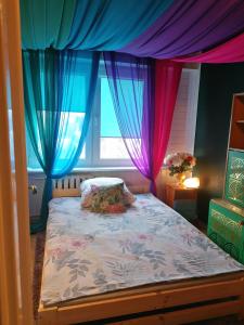 una camera con letto e tende viola e blu di Retro CHARME CENTRUM obok szpitala a Białystok