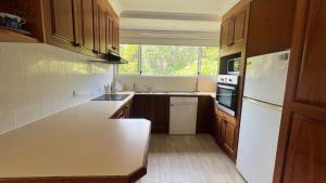 Η κουζίνα ή μικρή κουζίνα στο Bougainvillea