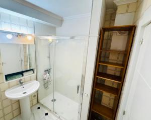 ein Badezimmer mit Dusche und Waschbecken in der Unterkunft Castillo in Estepona + 18 Fotos