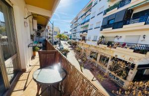 einen Balkon mit einem Tisch, Stühlen und Gebäuden in der Unterkunft Castillo in Estepona
