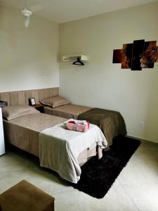 a bedroom with two beds and a couch at Acomodações POSSUÃ in Contagem