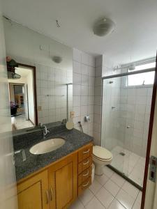 Ένα μπάνιο στο Apt Centro Guarapari - Ótima Localização