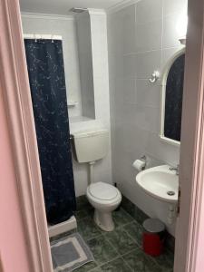 A bathroom at Queen of Orliaka