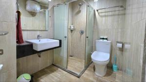 Trivium Terrace Apartment Lippo Cikarang EJIP -Min Stay 3 Nights-的一间浴室