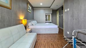 Trivium Terrace Apartment Lippo Cikarang EJIP -Min Stay 3 Nights-客房内的一张或多张床位