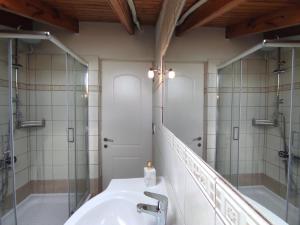 un baño con lavabo y espejo en Marios Family House 2, en Corfú 32 fotos más