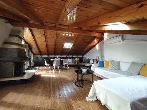 una habitación con una cama y un sofá y una mesa en Marios Family House 2, en Corfú