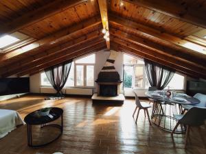 una sala de estar con chimenea en una habitación con techos de madera en Marios Family House 2, en Corfú