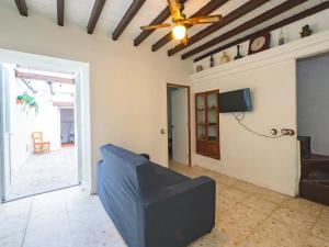 ein Wohnzimmer mit einer Couch und einem Deckenventilator in der Unterkunft Cubo's Nueva House Town Center in Alhaurín el Grande