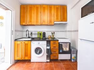 eine Küche mit Waschmaschine und Waschmaschine in der Unterkunft Cubo's Nueva House Town Center in Alhaurín el Grande