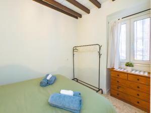 ein Schlafzimmer mit einem grünen Bett, einer Kommode und einem Fenster in der Unterkunft Cubo's Nueva House Town Center in Alhaurín el Grande + 37 Fotos