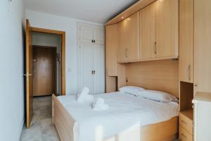 Кровать или кровати в номере WELCS APARTAMENTO 208 EMP cerca de la playa