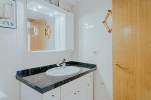 Ванная комната в WELCS APARTAMENTO 208 EMP cerca de la playa +16 фотографий