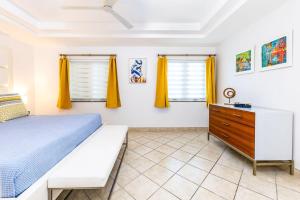 Letto o letti in una camera di 1 Bdrm Pool Garden View at The Yacht Club D3