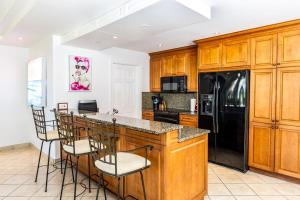Cucina o angolo cottura di 1 Bdrm Pool Garden View at The Yacht Club D3