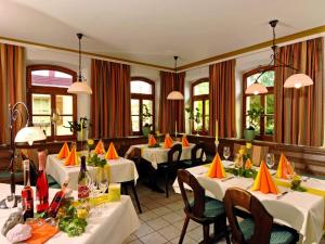Hotel-Gasthof Rotes Roß tesisinde bir restoran veya yemek mekanı