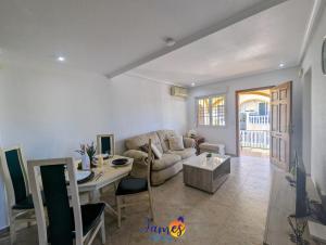 un soggiorno con un divano e un tavolo di Traditional 3 Bed Quad House Playa Flamenca PF5 a Orihuela