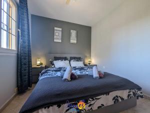 una camera da letto con un letto grande con cuscini sopra di Traditional 3 Bed Quad House Playa Flamenca PF5 a Orihuela Altre 21 foto