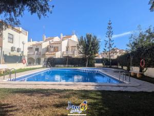 una piscina di fronte a una grande casa di Traditional 3 Bed Quad House Playa Flamenca PF5 a Orihuela