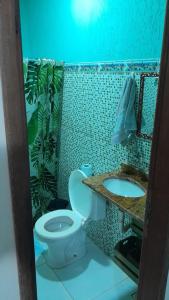 a bathroom with a toilet and a sink at Pousada Rua 35 Na Villa Verde Buzios Rj in Buzios