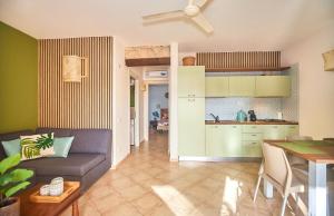 een woonkamer en keuken met een bank en een tafel bij Tropical Casa Verde Santa Maria in Santa Maria