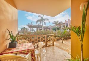 een terras met een tafel en stoelen op een balkon bij Tropical Casa Verde Santa Maria in Santa Maria