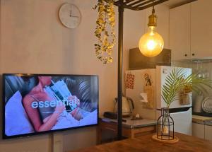 een flatscreen-tv zittend op een tafel in een keuken bij Seoul wannabe stay, Gangnam 20 mins, Hongdae 20mins in Seoul