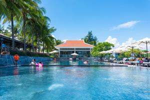 ダナンにあるAiry 3 bedroom in the Ocean Villas Da Nangのリゾートのスイミングプールを利用するグループの宿泊