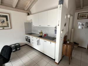 Köök või kööginurk majutusasutuses Bright studio with panoramic view of Valle Verzasc