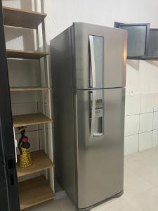 a stainless steel refrigerator in a kitchen at Apartamento térreo próximo ao Iguatemi in Torto