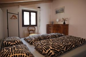 Voodi või voodid majutusasutuse Bright studio with panoramic view of Valle Verzasc toas