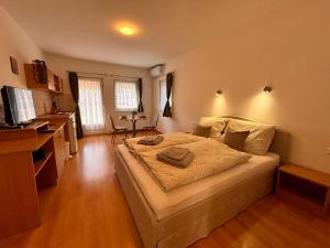 Postel nebo postele na pokoji v ubytování Akácfa B&B