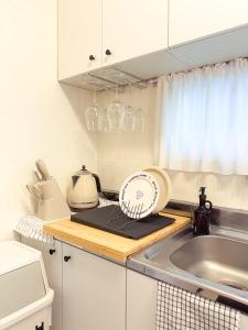 een keuken met een spoelbak en een ventilator op een aanrecht bij Seoul wannabe stay, Gangnam 20 mins, Hongdae 20mins in Seoul