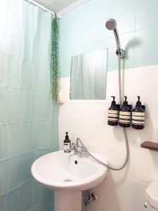 een badkamer met een wastafel en een spiegel bij Seoul wannabe stay, Gangnam 20 mins, Hongdae 20mins in Seoul +46 foto's