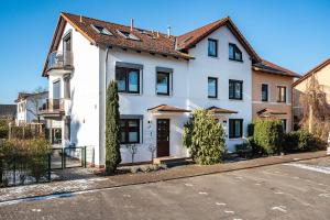バーベにあるHaus Ostseesonneの通り側白家