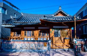水原市Yeoyeoje - Hanok Accommodation with the atmosphere of Hwaseong Fortress Road in Suwon, a UNESCO World Heritage的亚洲风格的建筑,带有屋顶