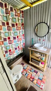 Un baño con inodoro, lavabo y espejo. en Seaside Oasis, en Revival