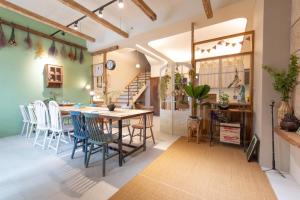 a kitchen and dining room with a table and chairs at 山沐三薰 2館 可包棟含蔬食早餐 in Shangwu