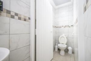 Un baño blanco con inodoro y lavabo. en Safi 1 bedroom Suite 9, en East London