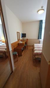 Postel nebo postele na pokoji v ubytování Hotel Baross