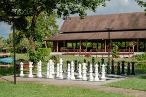 Ein Garten an der Unterkunft Splash Beach Resort, Maikhao Phuket