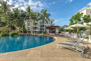 Bazén v ubytování Splash Beach Resort, Maikhao Phuket - SHA Extra Plus nebo v jeho okolí