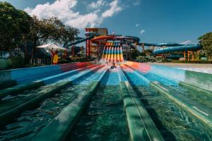 Der Swimmingpool an oder in der Nähe von Splash Beach Resort, Maikhao Phuket