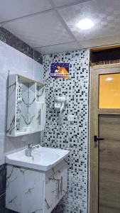 un baño con lavabo y espejo en NAEL BEDOUIN lUXURY CAMP, en Wadi Rum 74 fotos más