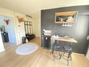 Køkken eller tekøkken på PROCE - Apt lumineux et cosy, vue parc de Procé + 13 billeder