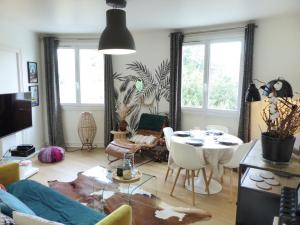 Predel za sedenje v nastanitvi PROCE - Apt lumineux et cosy, vue parc de Procé